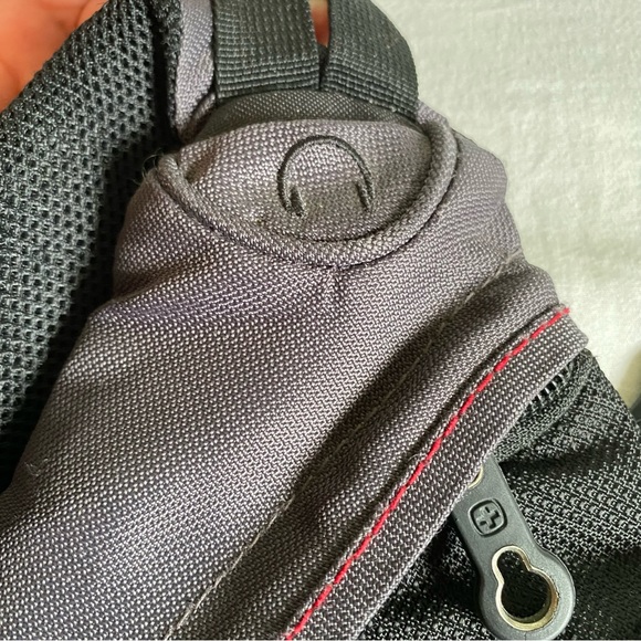 💕Swiss Gear, Multi-Section Crossbody Triangle Sling Bag - Picture 5 of 10